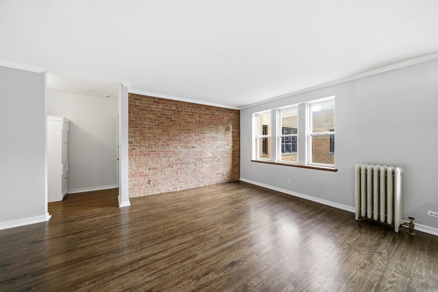 Building Photo - 724 W Buena Ave