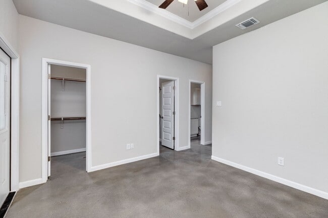 Building Photo - 926 Country Club Dr