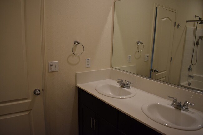 Building Photo - 662 Pegasus Dr