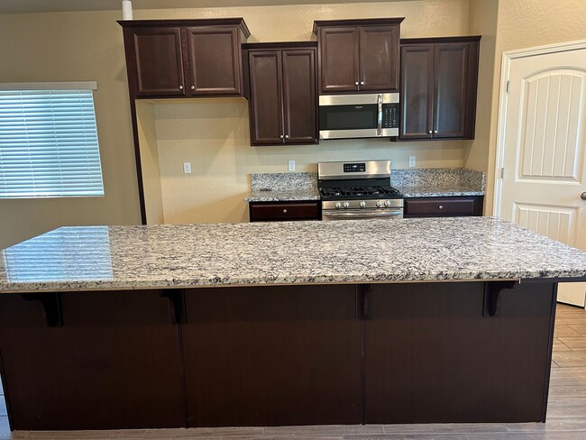 Building Photo - Beautiful 4 Bedroom 2 Bathroom Home in SE Visalia with Solar and Yard Care!
