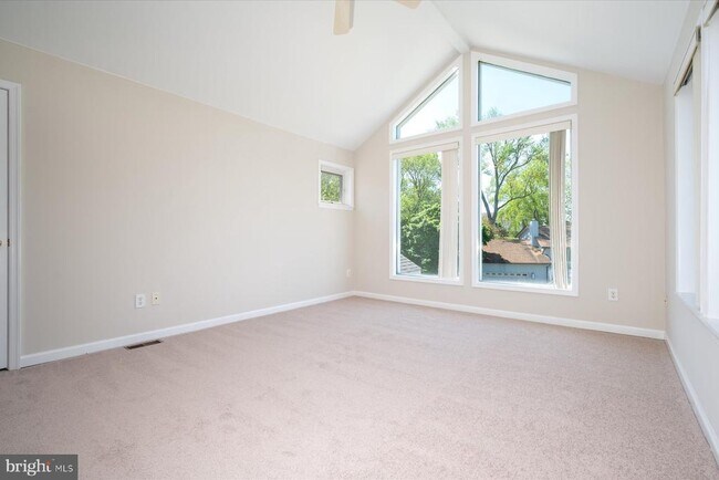 Building Photo - 1100 Paca Dr