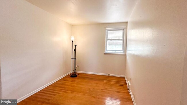 Building Photo - 5464 Vicaris St