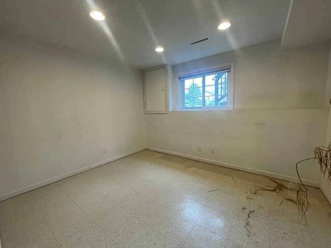 Building Photo - 517 Willow Way