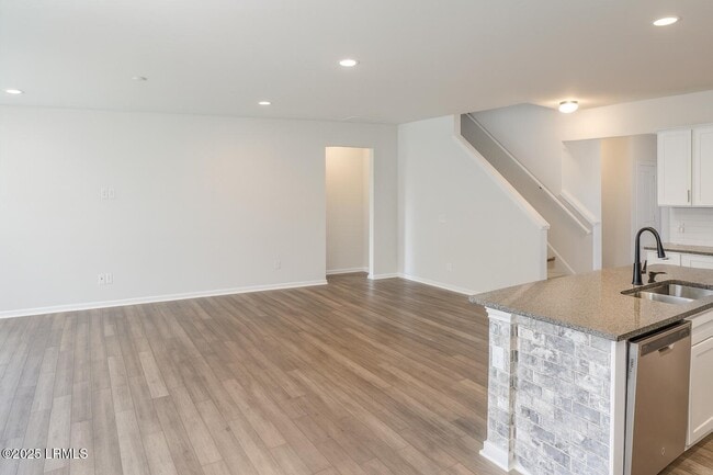 Building Photo - 15 Chauga St