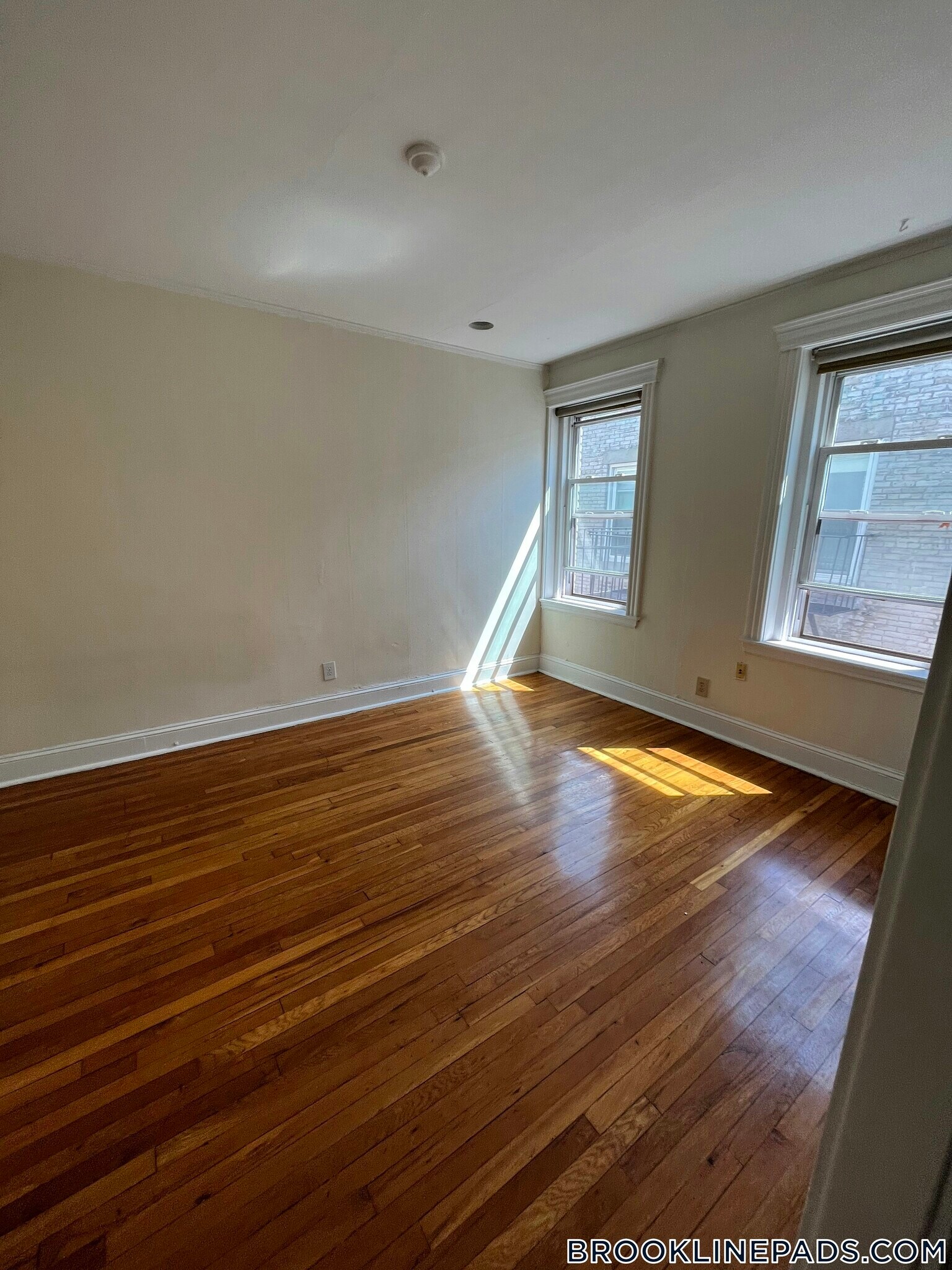 Building Photo - 364 Riverway