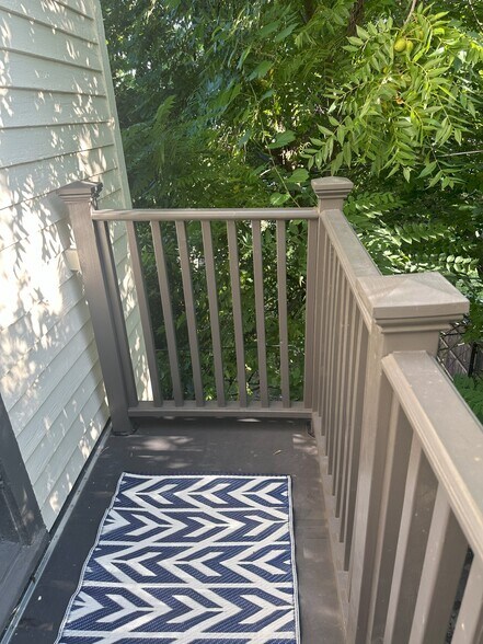 Juliet Balcony - 1819 N Hubbard St