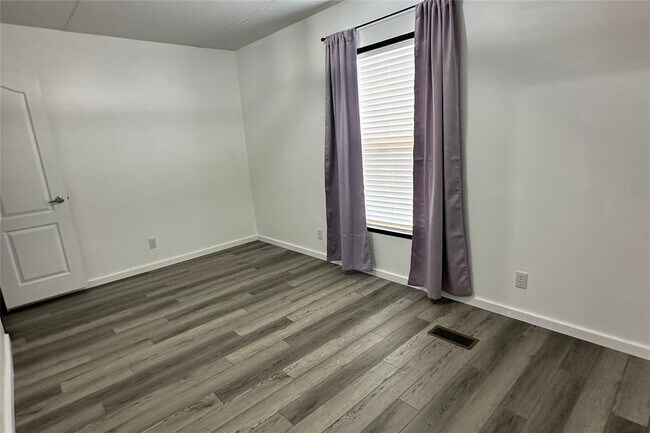 Building Photo - 1601 E Slaughter Ln