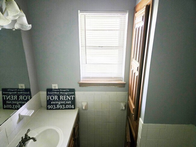 Building Photo - 3/2/2 in Quiet Sherman Neighborhood Near F...
