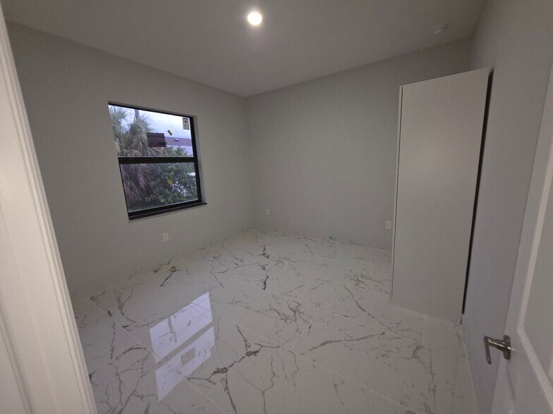 Building Photo - 1035 Kismet Pkwy W