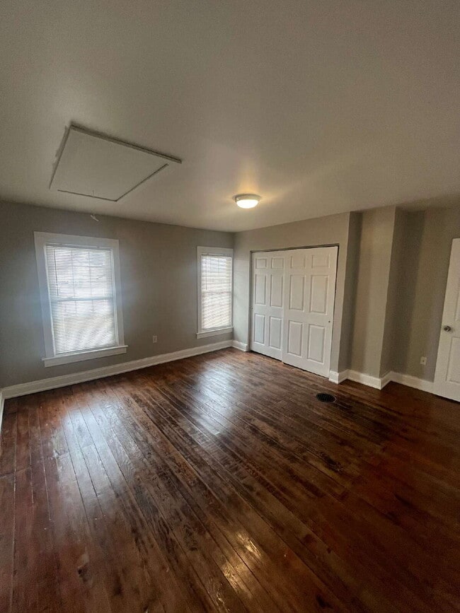 Building Photo - COMING SOON! 2 Bedroom Duplex in Downtown ...