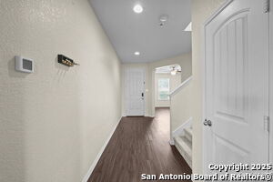 Building Photo - 220 Hinge Chase