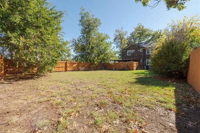 Building Photo - 1715 N Douglas Ave