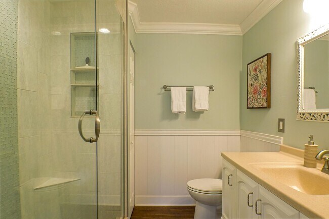 Building Photo - Beautifully updated 3-bedroom, 2-bathroom fence yard home in Fort Myers