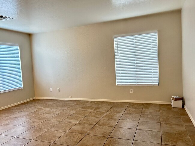 Building Photo - Charming Pocket Neighborhood.