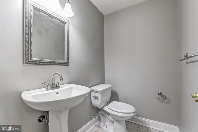 Building Photo - 41 Battersea Bridge Ct