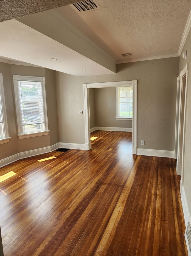 Building Photo - 3/2/1 Newly remodeled, near saddle creek, and med center