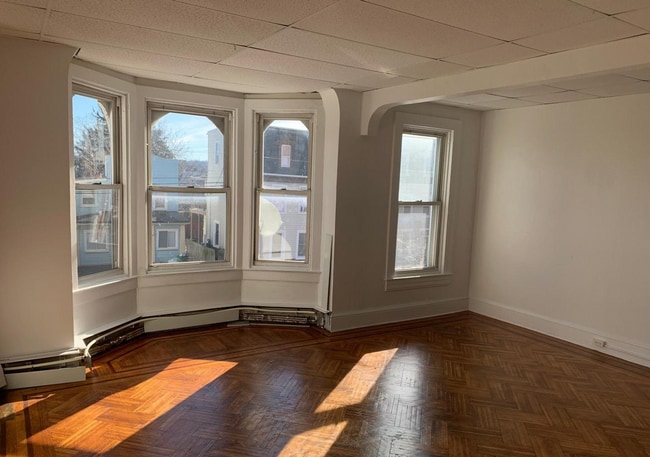 Building Photo - 667 E Philadelphia St