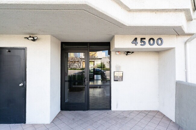 Building Photo - Smartly Designed 2-Bedroom Apartment in Prime Studio City Location
