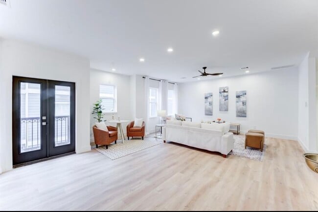 Building Photo - 1210 W 23rd St