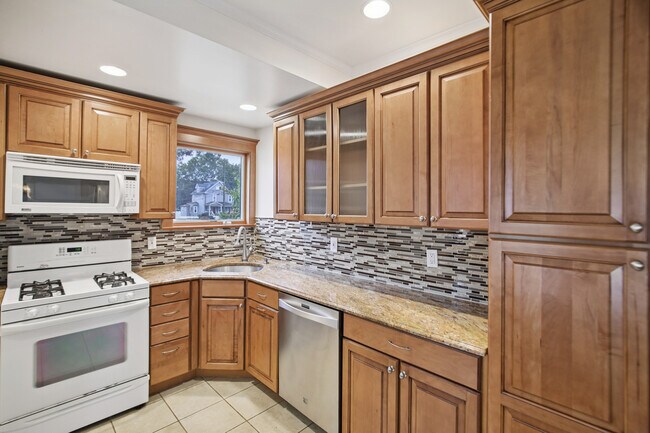 Building Photo - 166 Franklin Ave