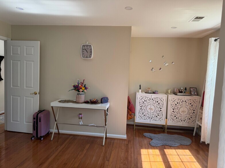 Building Photo - 8715 Shadowlake Way