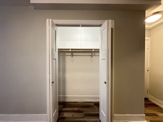 Building Photo - 450 W Wellington Ave