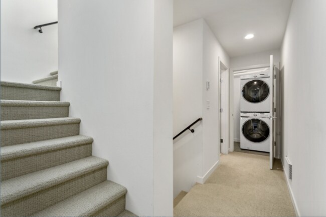 Building Photo - Modern 3 Bed Townhouse in Seattle | 2 Bath $3,800!!