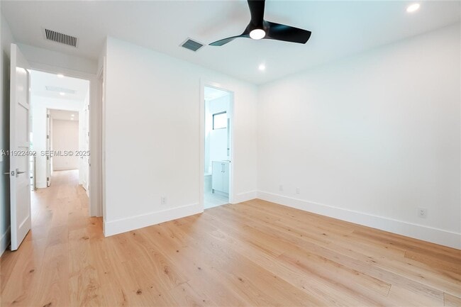 Building Photo - 333 NE Spanish Ct