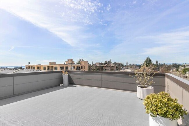 Building Photo - Stunning Modern Air-Conditioned in Coveted...