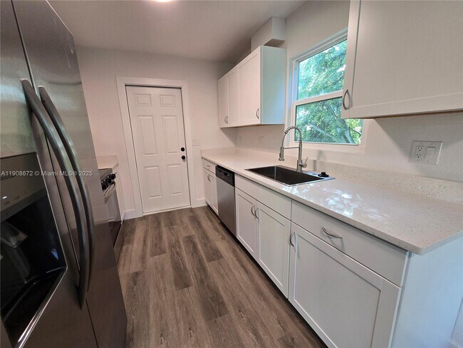 Building Photo - 541 SE Penn Ave