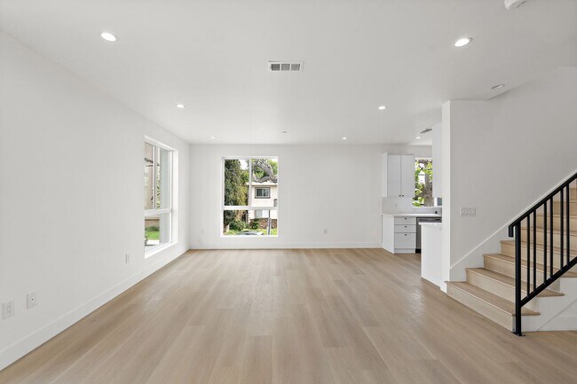 Building Photo - 10742 Hortense St