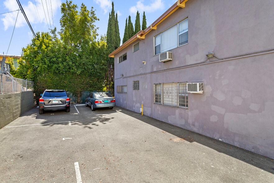 Parking - 1173 W 29th St