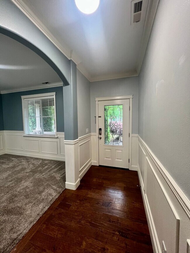 Building Photo - Beautiful 5 Bedroom Home
