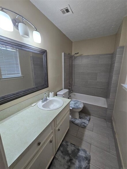 Building Photo - 6520 Pinebrook Dr