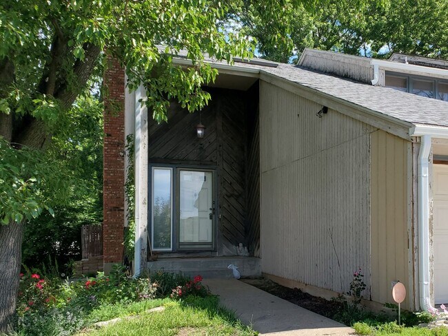 Building Photo - Nice 3BR, 1.5BTH half duplex near schools ...