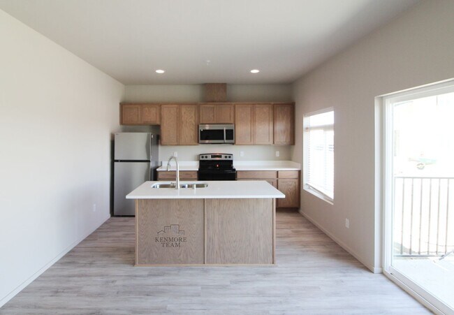 Building Photo - 3 bedroom, 2 bath in apartment home in Oth...