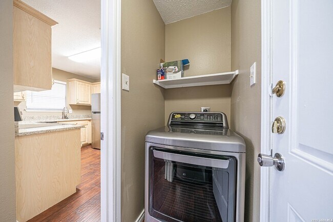 Building Photo - 821 Meadow Stone