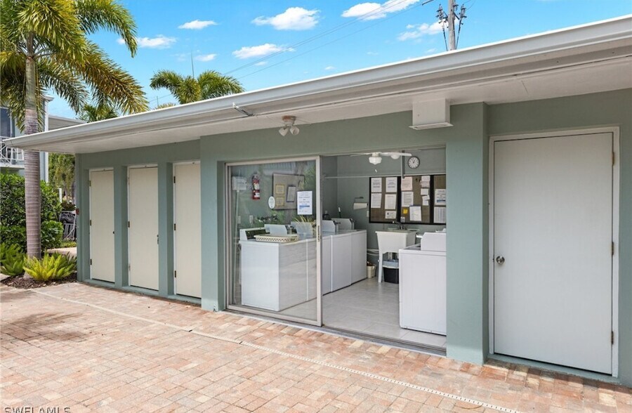 Building Photo - 685 12th Ave S