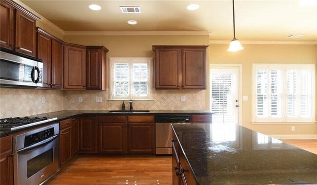 Building Photo - A stunning 5-bedroom, 4-bathroom home in B...