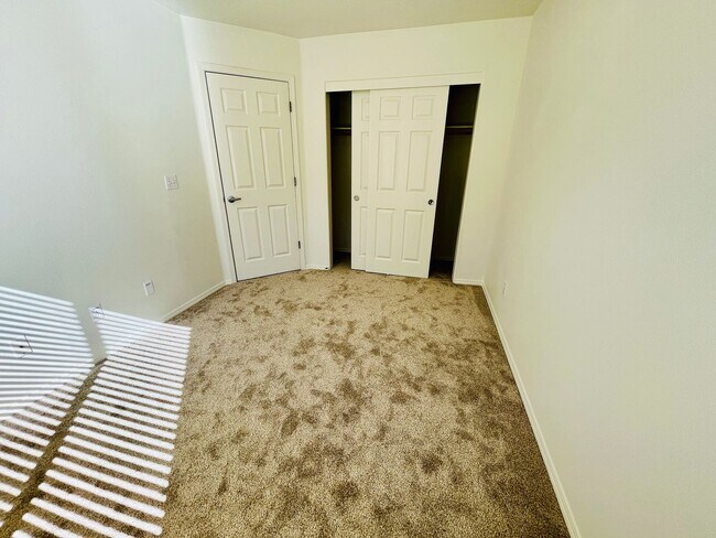 Building Photo - Amazing 3-Bedroom 2.5-Bathroom Townhouse i...
