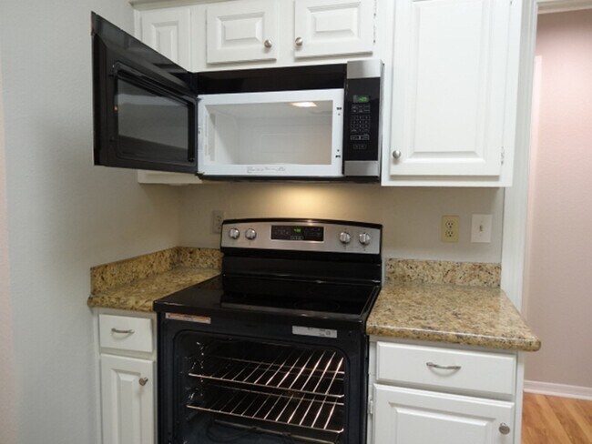Building Photo - 864 Augusta Dr