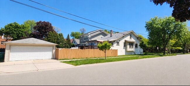 Building Photo - 1147 S Grove Ave