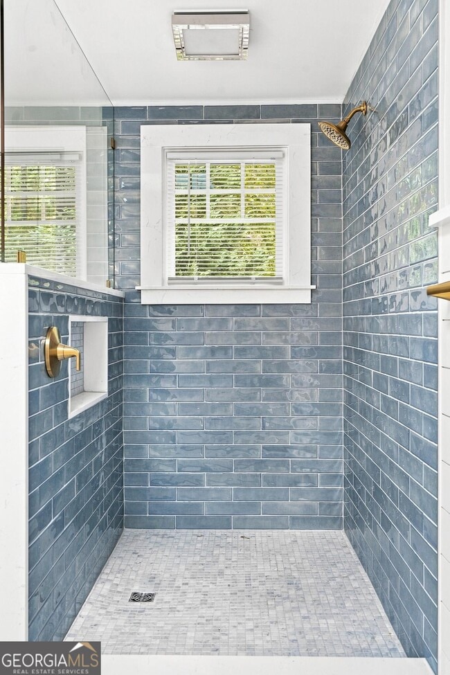 Building Photo - 884 Vedado Way NE