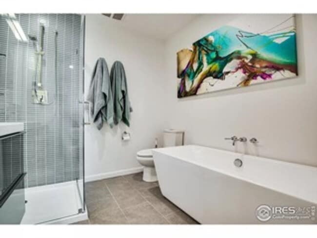 Building Photo - Recently Renovated and Updated 5 BR Townho...