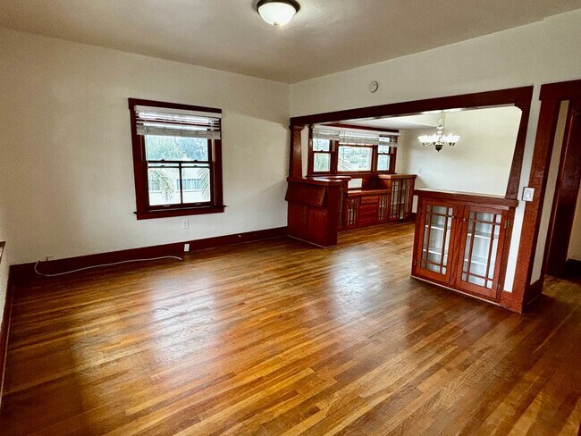 Building Photo - Large 1 bedroom 1 bath located in Golden Hill