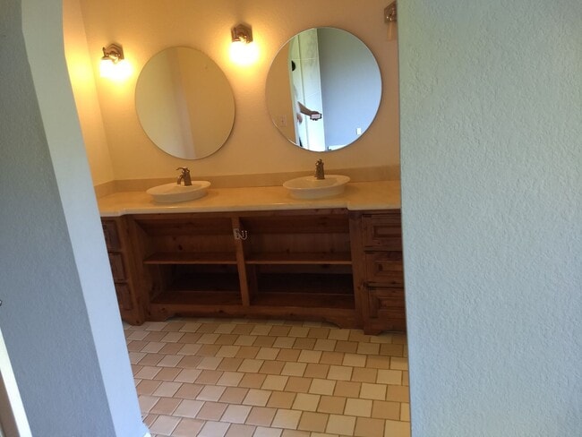 Building Photo - Updated 3 Bed 2.5 Bath Home!