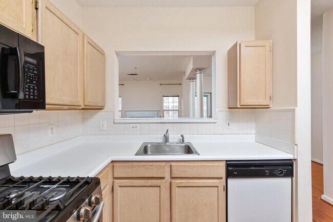 Building Photo - 1705 Lake Shore Crest Dr