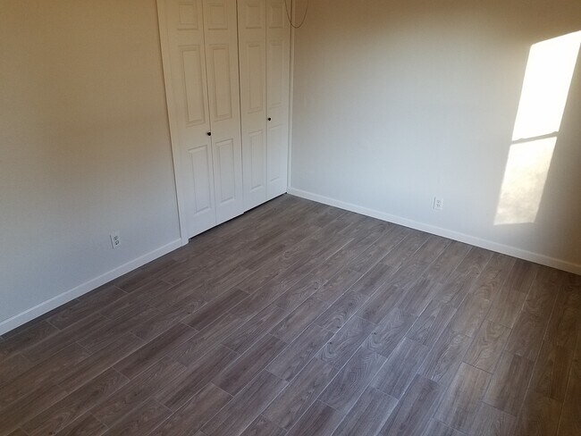 Building Photo - 5227 Vlg Gln Dr