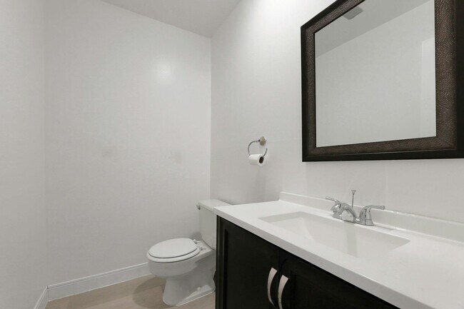 Building Photo - 806 Spinnaker Ct