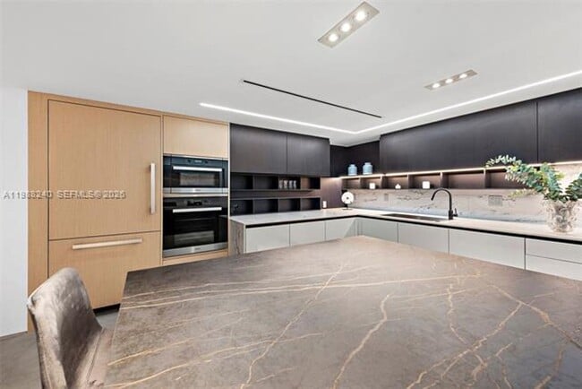 Building Photo - 2301 Collins Ave